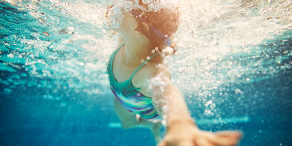 Polizei sucht Täter: 13-Jährige in Freibad Wesel begrapscht