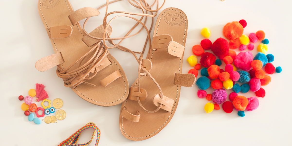 DIY - Sandalen mit bunten Pom Poms im Ethno-Style