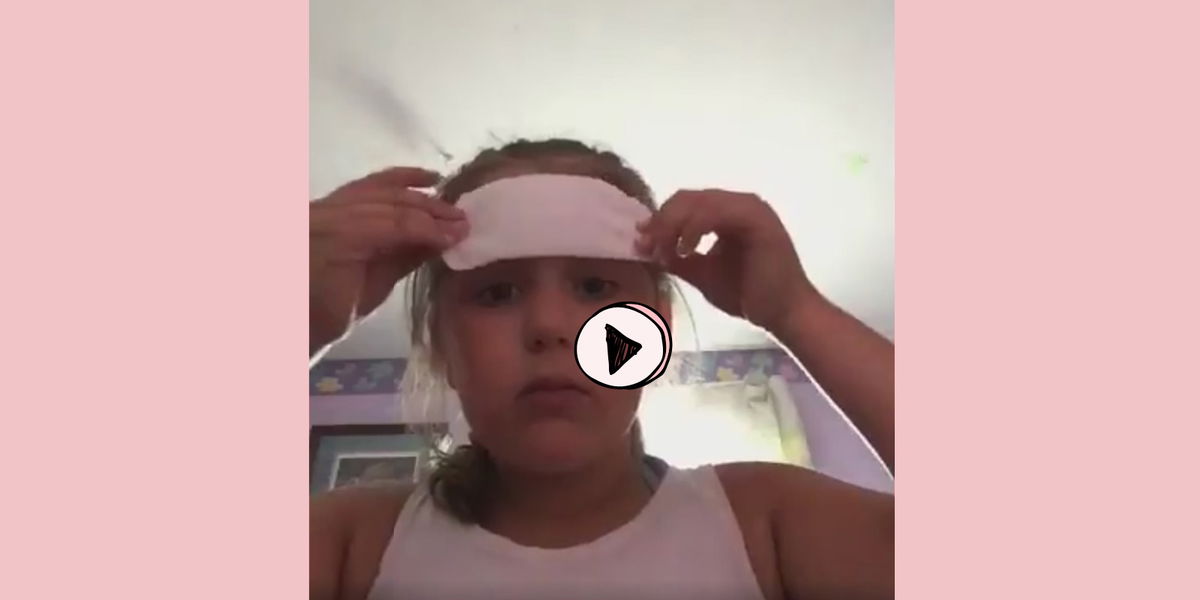 Mädchen schminkt sich bei Make-up-Tutorial mit Binde