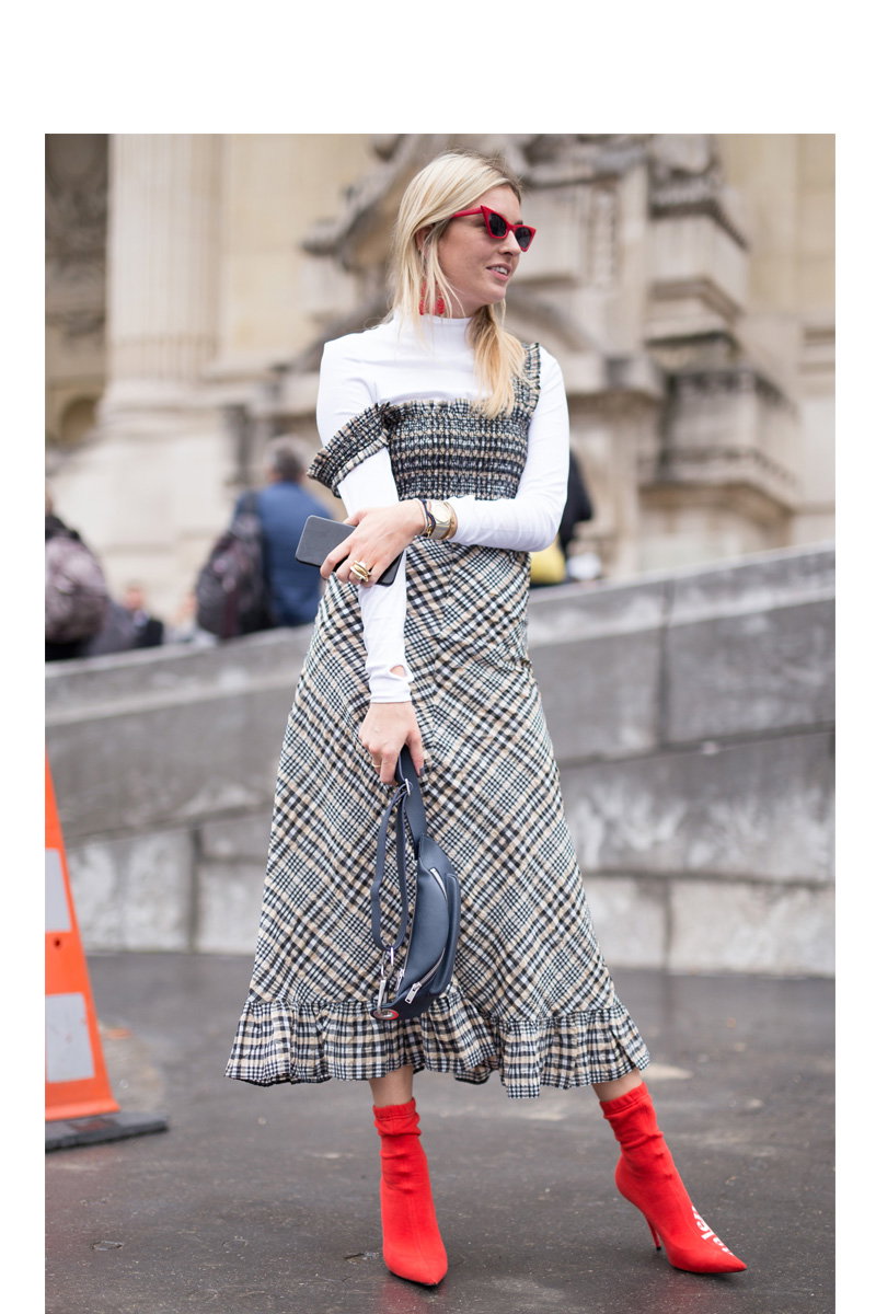 Sock-Boots-rot-zu-Kleid-Streetstyle-inline