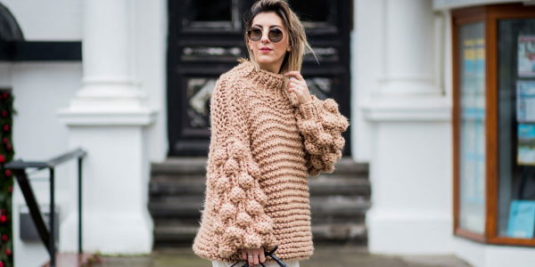  Wir lieben diesen neuen Wintertrend: Winterpullover mit Bommel