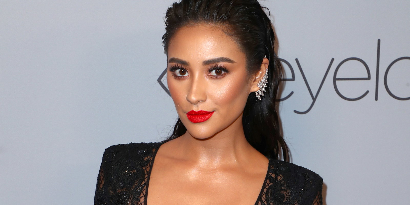 shay-mitchell-nackt-quer