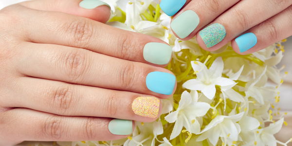 Coole Nageldesigns für kurze Nägel