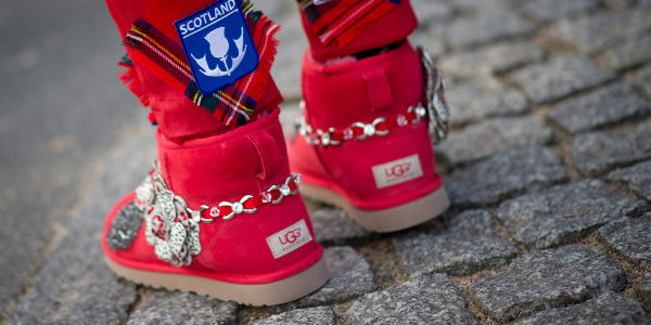 Airline verweigert Frau den Zutritt, weil sie Ugg Boots trägt