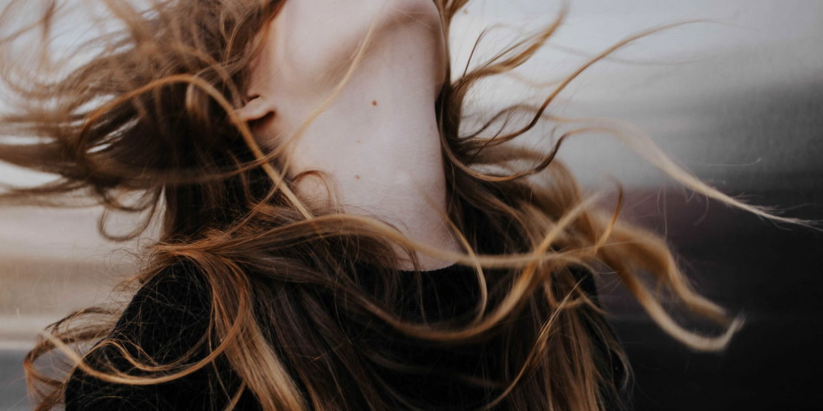 Elektrische Haare: Das hilft gegen den Antistatik-Effekt