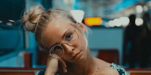Brillen-Make-up: Beautyprobleme, die nur Brillenträgerinnen kennen