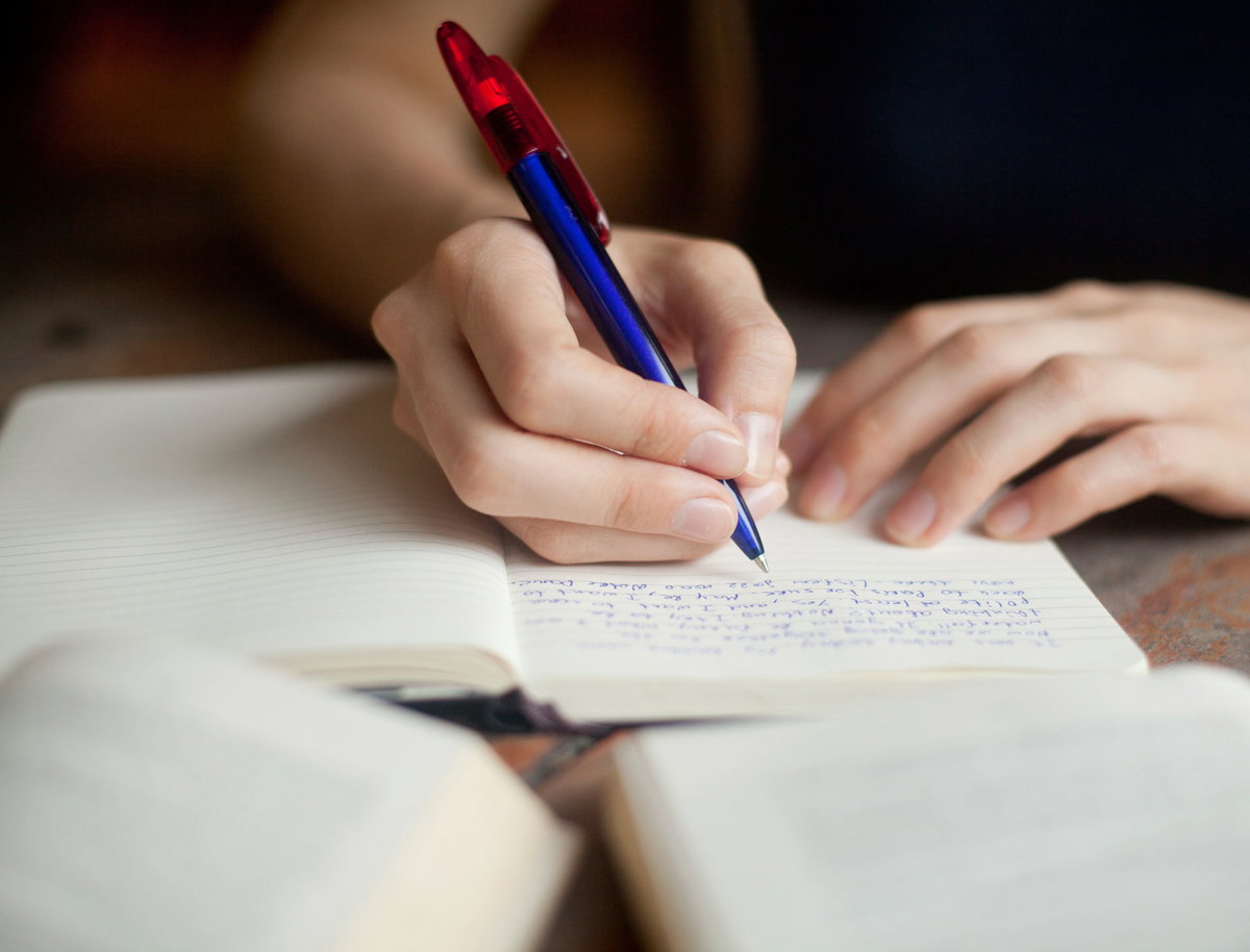 Frau schreibt Brief