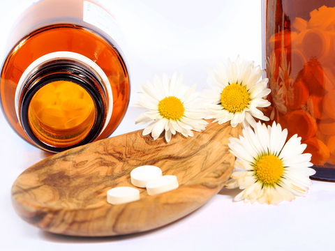 So helfen Bach-Blüten und Schüßler-Salze