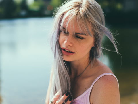 Ursachen für graue Haare in jungen Jahren