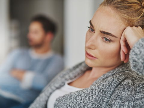 "Passt schon": 3 Sätze, die harmlos klingen, aber jede Beziehung schleichend vergiften