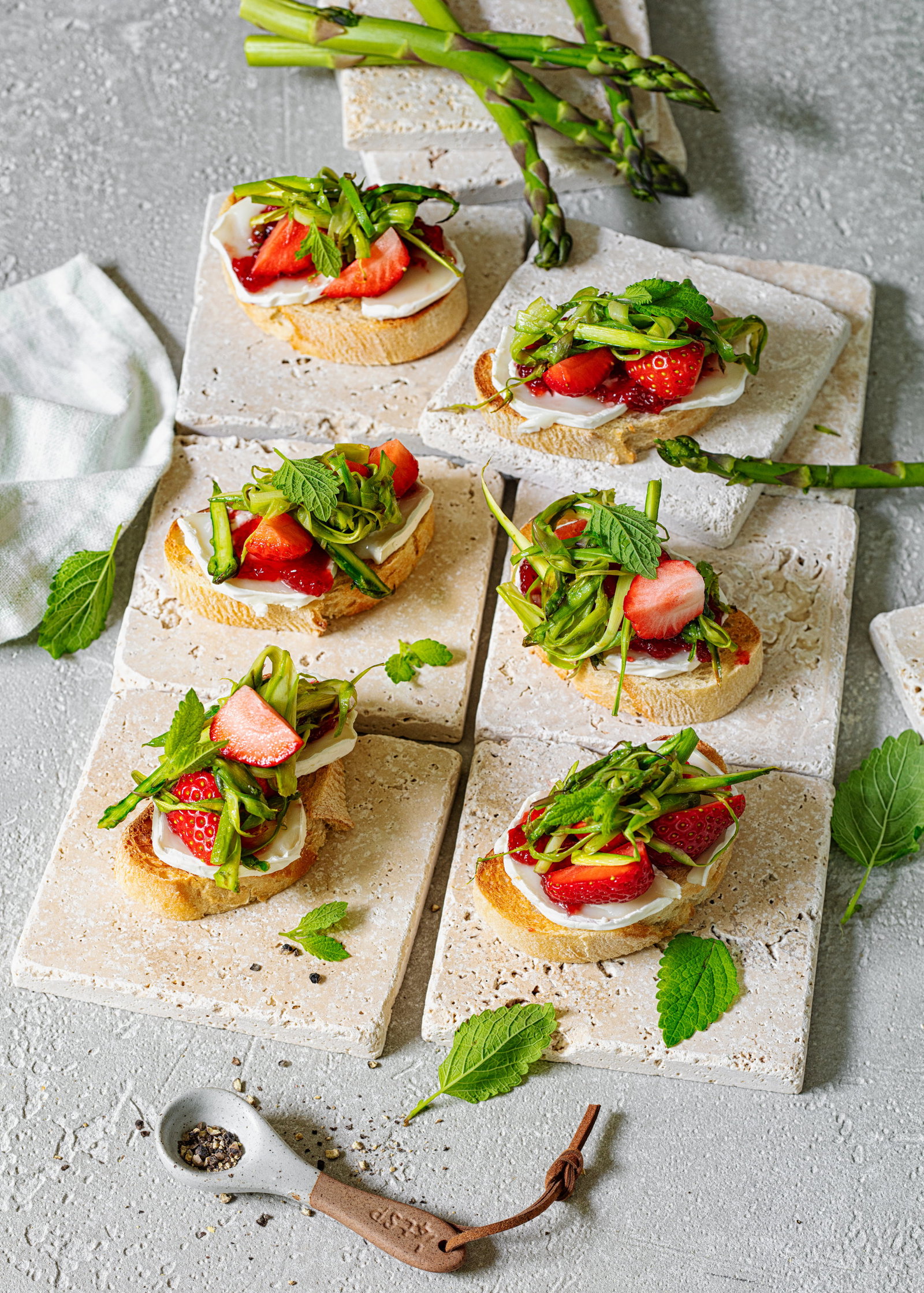 So gut! Crostini mit Spargel, Erdbeeren und Ziegenkäse