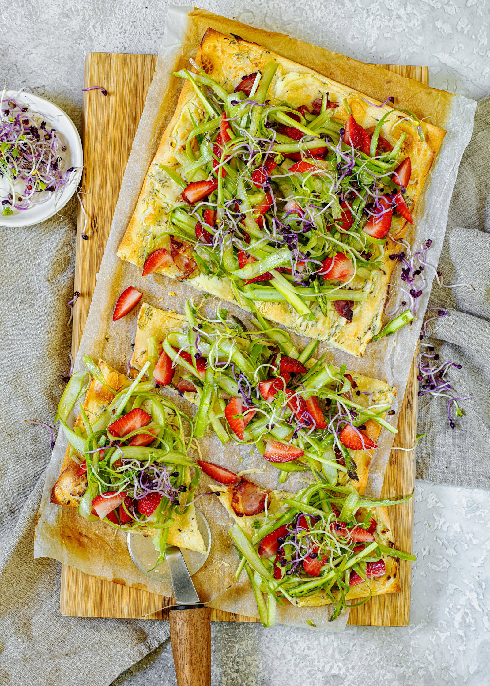Leichter als Pizza: Dieser Spargel-Erdbeer-Flammkuchen hat unter 450 Kalorien und macht trotzdem satt