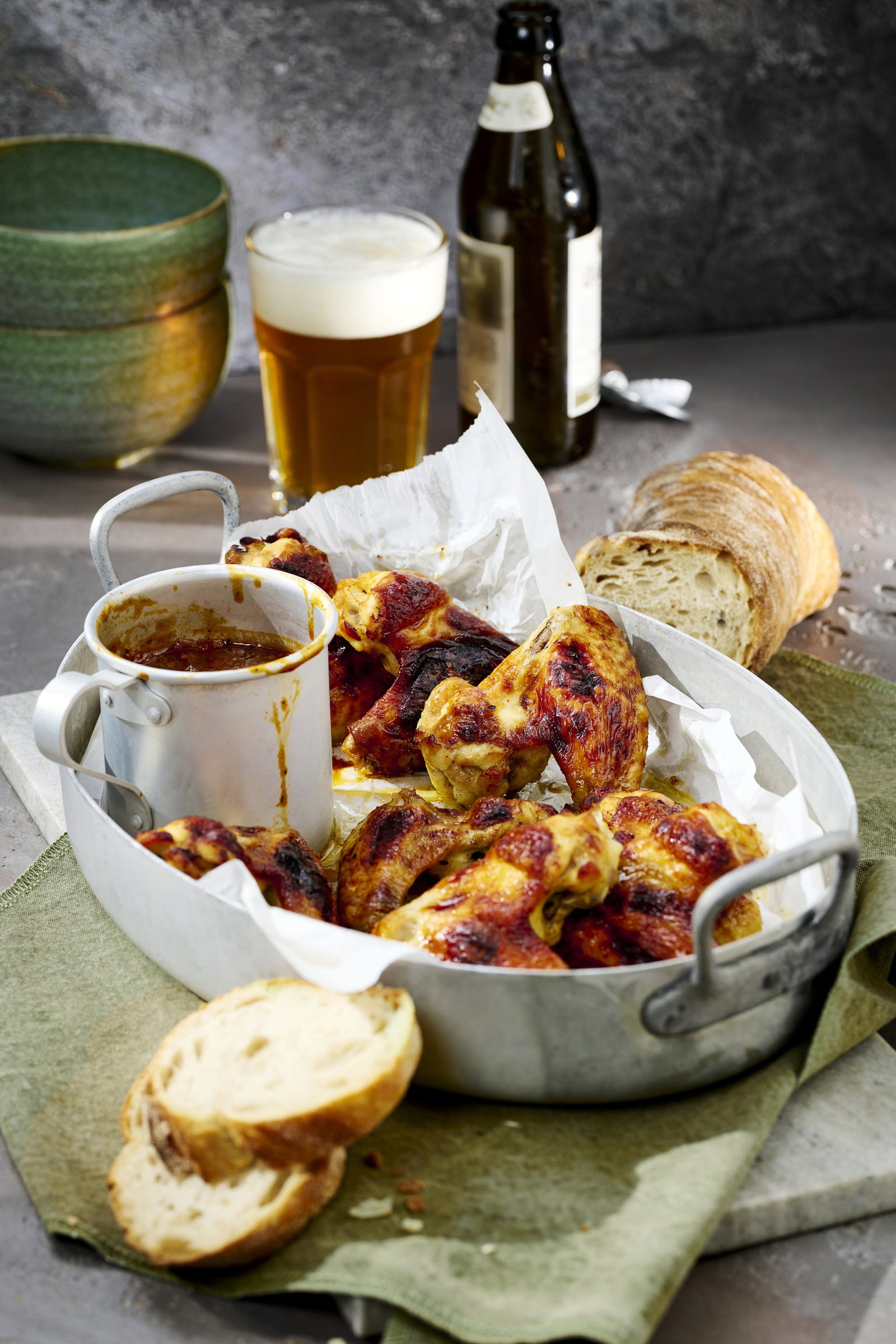 Das Geheimnis für knusprige Chicken Wings: Mit dieser Bier-BBQ-Marinade gelingen sie garantiert