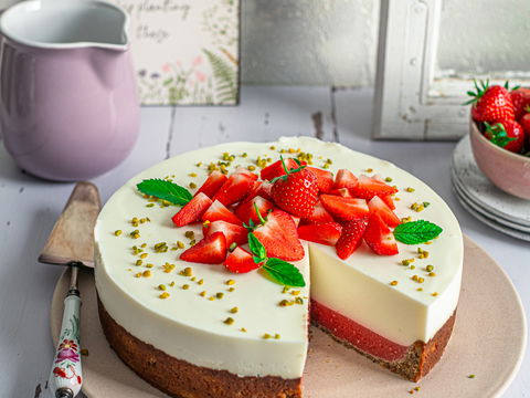 Diese leichte Erdbeer-Joghurt-Torte schmeckt wie vom Konditor