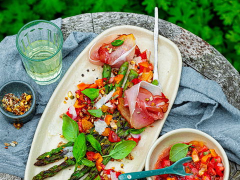 Schluss mit Hollandaise: Diese fruchtige Erdbeer-Salsa ist der neue Star zum Spargel