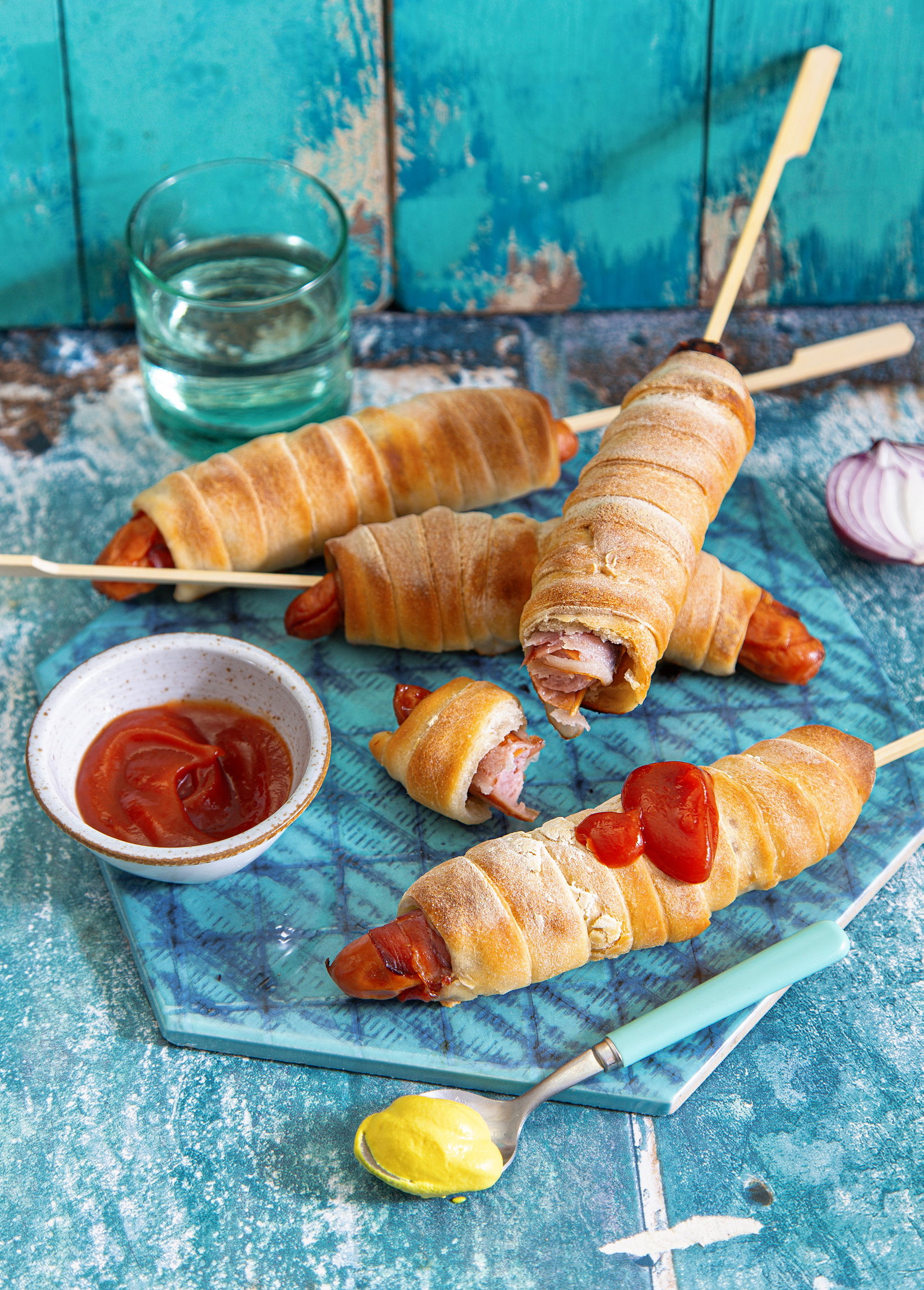 Stockbrot Hot Dogs: Das ultimative Rezept für das Lagerfeuer am 1. Mai