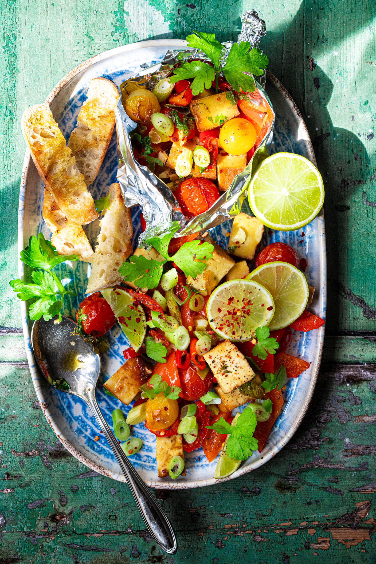 Die beste Fleisch-Alternative: Saftiger BBQ-Tofu mit buntem Knusper-Gemüse vom Grill