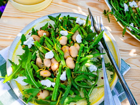 Die Eiweiß-Kombi für den Sommer: Schneller Bohnensalat mit Ziegenfrischkäse