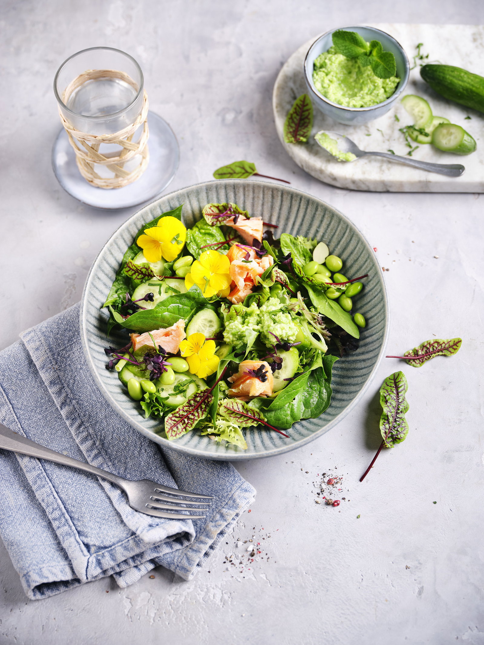 In nur 35 Minuten auf dem Tisch: Bunte Low-Carb Protein-Bowl mit Lachs, Edamame und frischer Kresse
