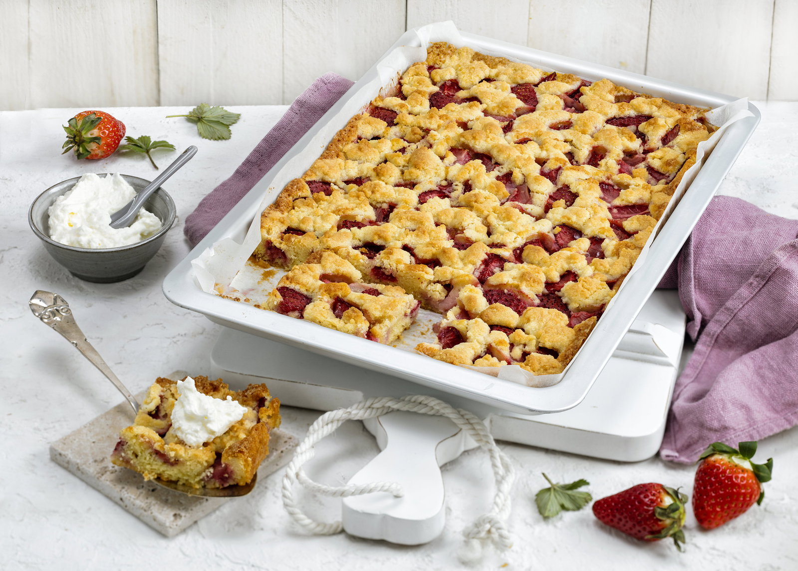 Saftiger Erdbeerkuchen vom Blech: Das schnelle Rezept mit Knusper-Streuseln