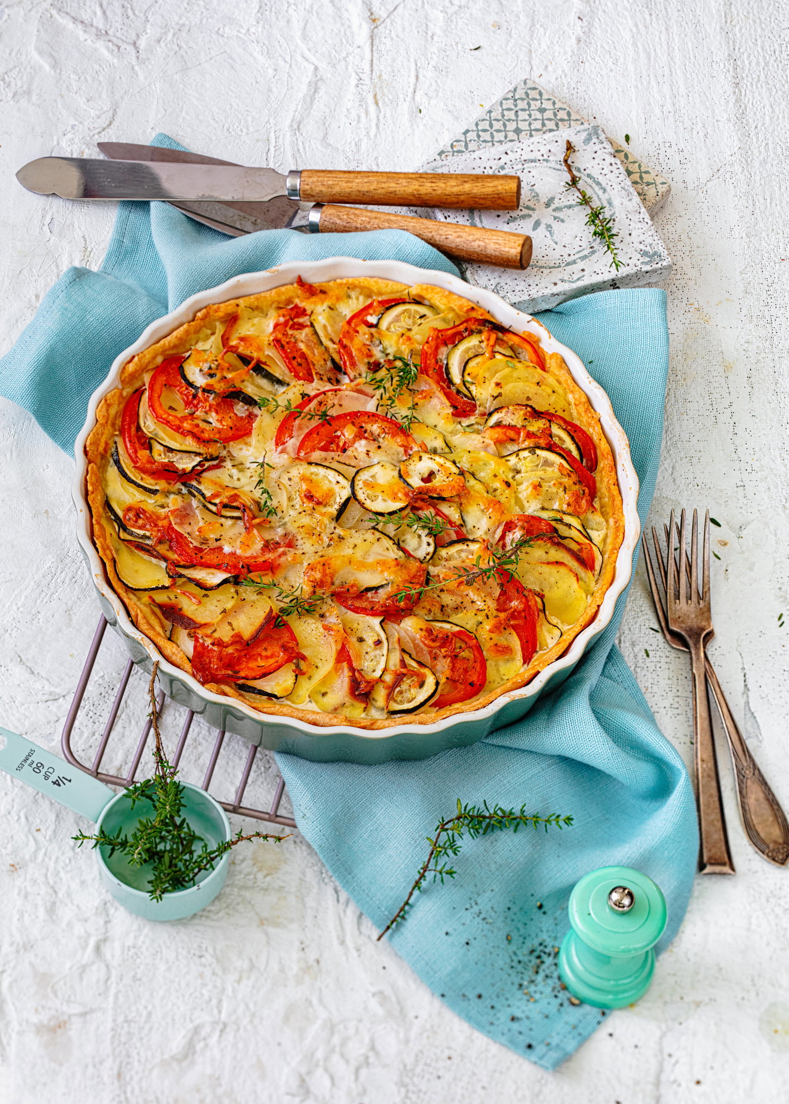 Schichtenweise Feierabend-Glück: Knusprige Kartoffelquiche mit Zucchini und geschmolzenem Parmesan