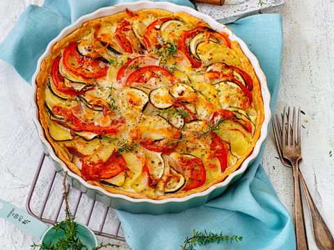 Schichtenweise Feierabend-Glück: Knusprige Kartoffelquiche mit Zucchini und geschmolzenem Parmesan
