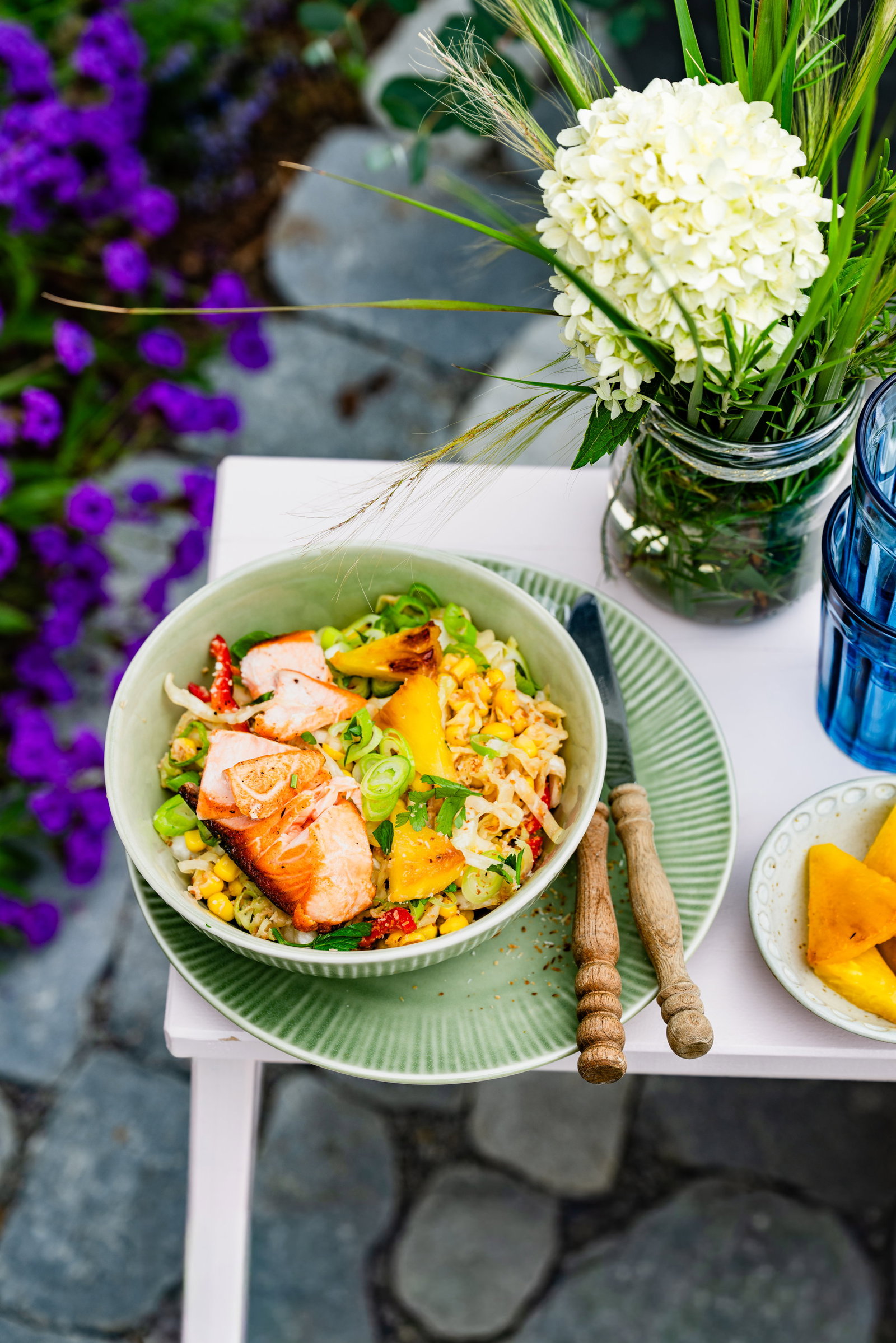 Karibik-Feeling vom Rost: Dieser leichte Kokos-Krautsalat mit gegrillter Ananas schmeckt nach Sommerurlaub