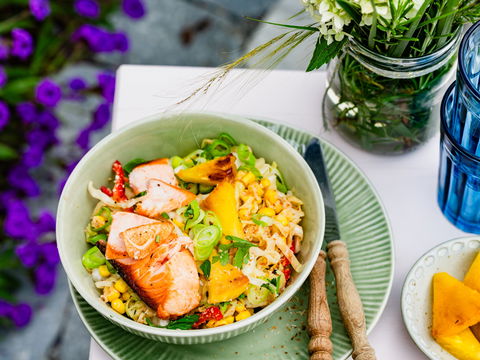 Karibik-Feeling vom Rost: Dieser leichte Kokos-Krautsalat mit gegrillter Ananas schmeckt nach Sommerurlaub