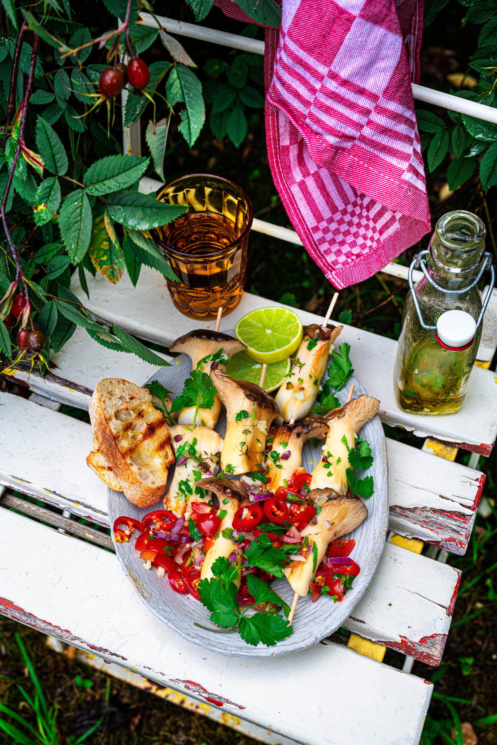 Saftiges Veggie-Glück vom Rost: Würzige Kräuterseitling-Spieße mit spritzig-scharfer Tomaten-Salsa