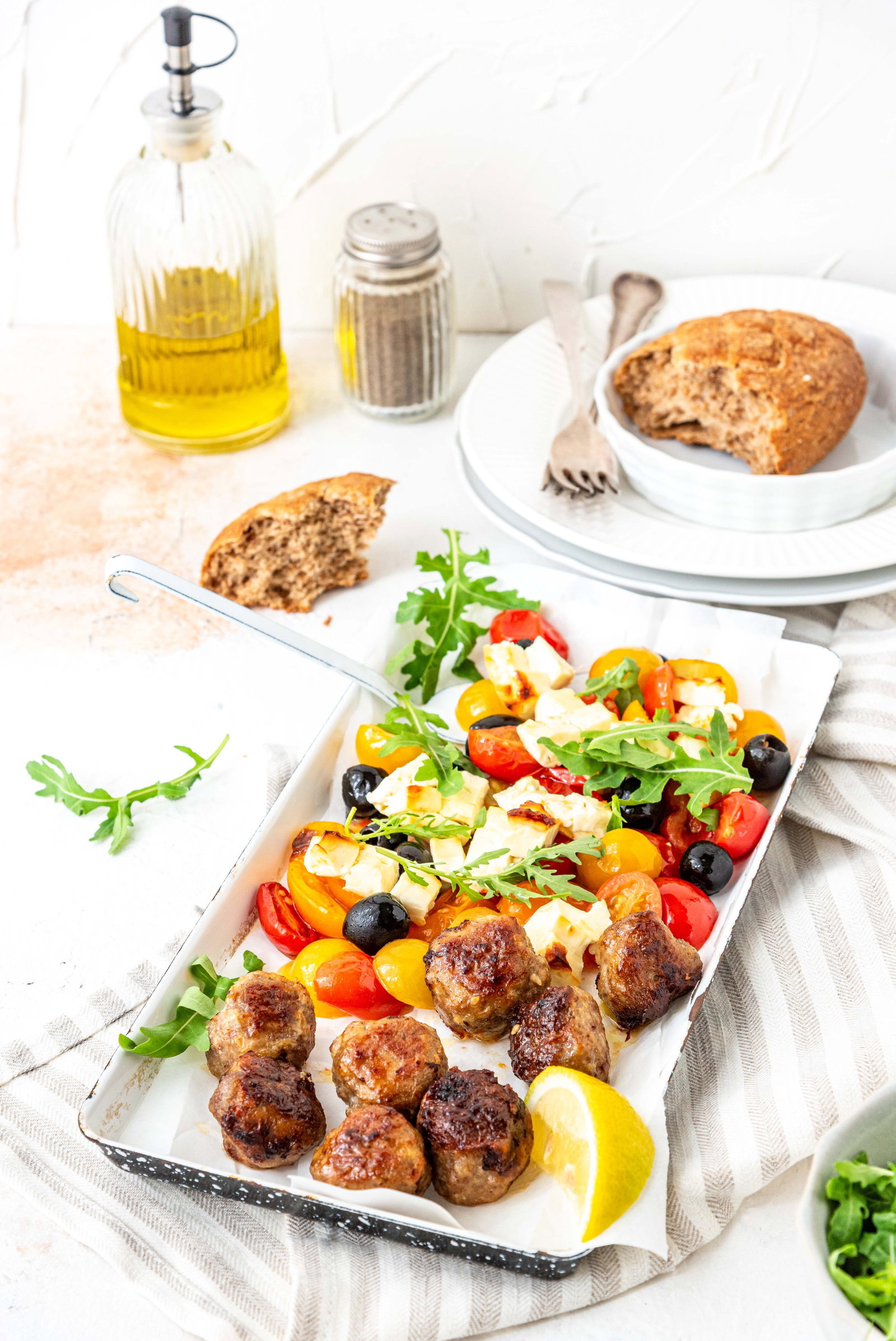 Schnelles Feierabend-Glück: Saftige mediterrane Hackbällchen vom Blech mit geschmolzenem Feta
