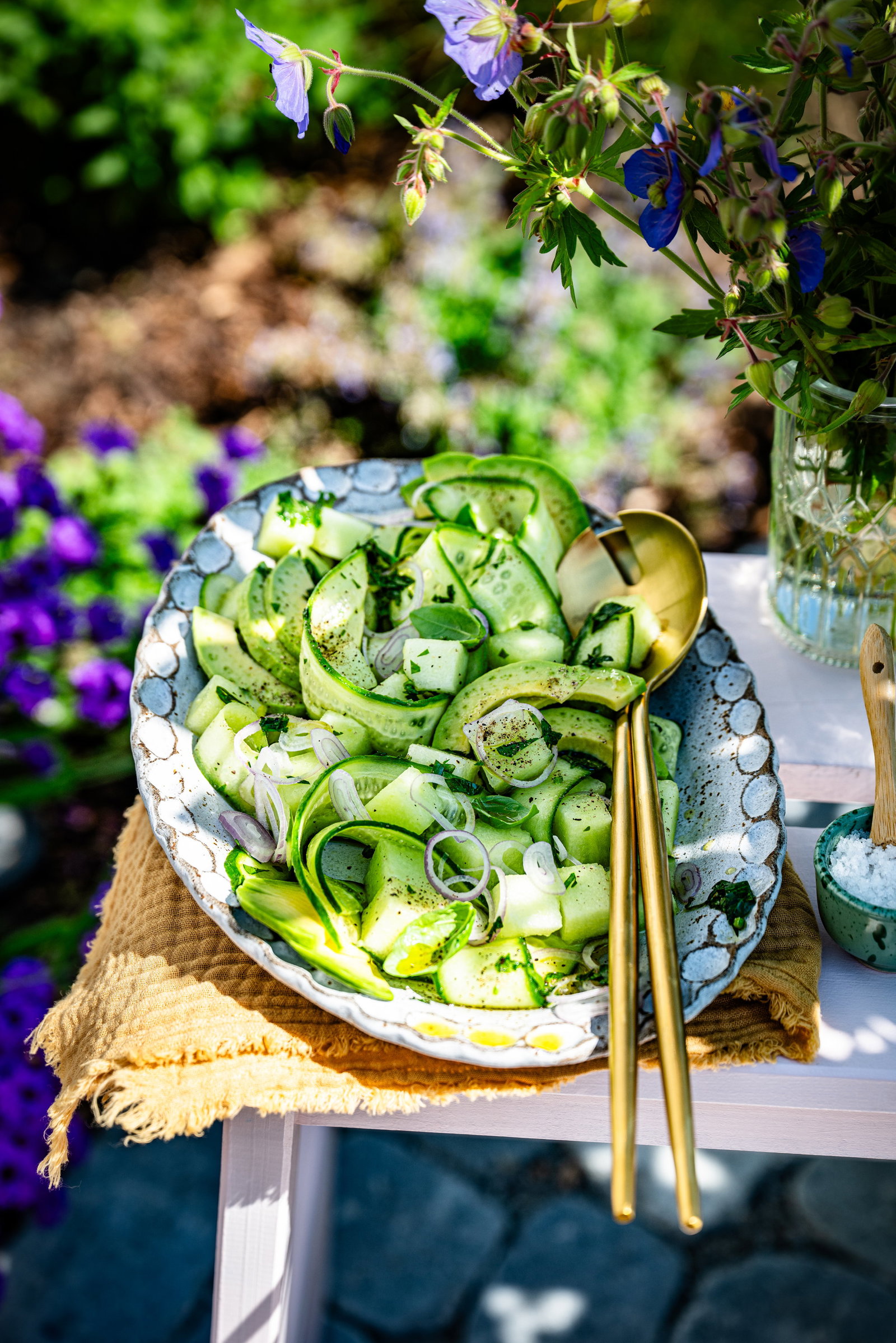 In nur 20 Minuten fertig: Dieser erfrischende Melonen-Gurken-Salat mit Avocado stiehlt jedem Grillgut die Show