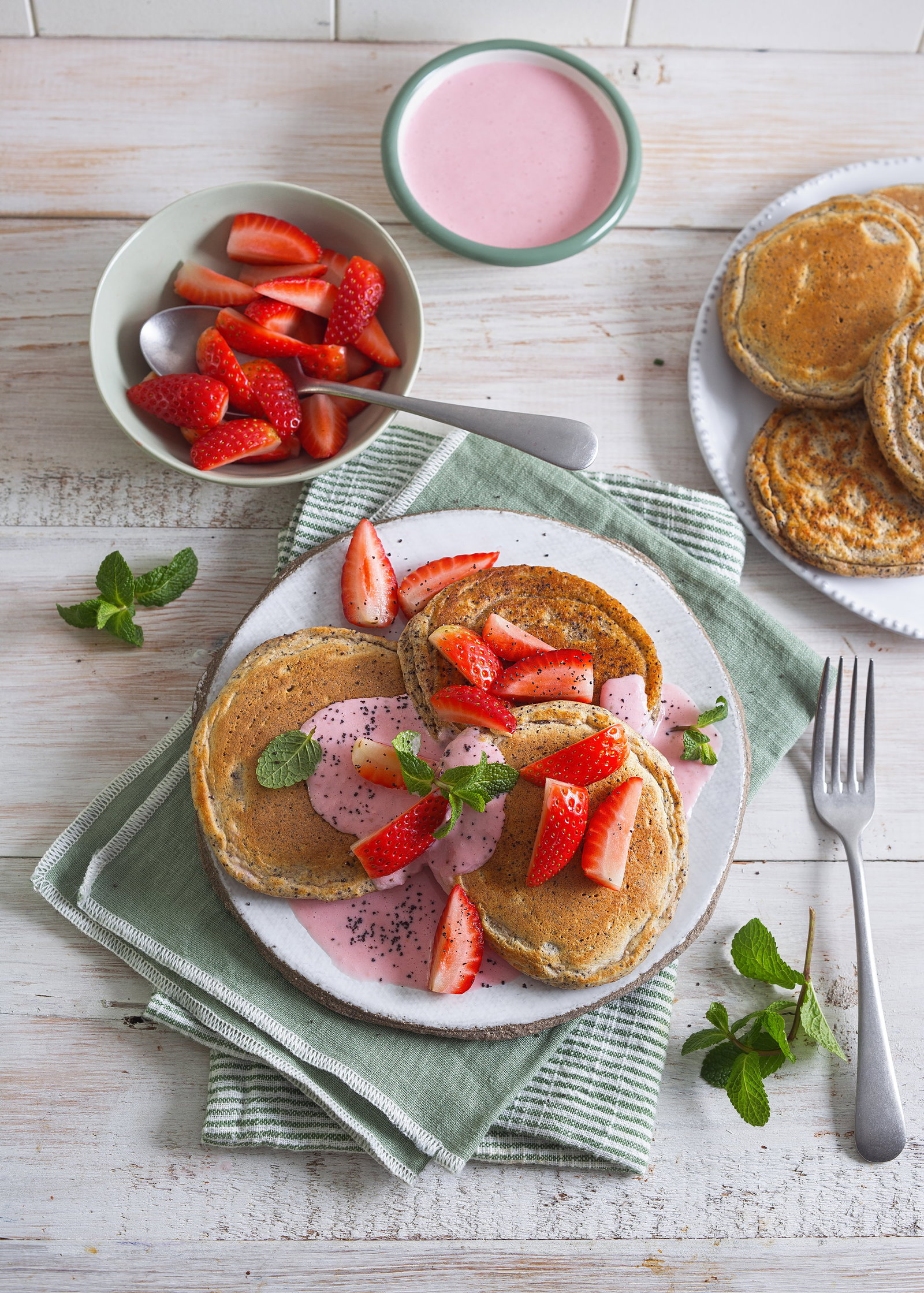 Fluffiges Pfingst-Frühstück: Protein-Pancakes mit Mohn und frischen Erdbeeren