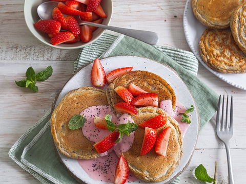 Fluffiges Pfingst-Frühstück: Protein-Pancakes mit Mohn und frischen Erdbeeren