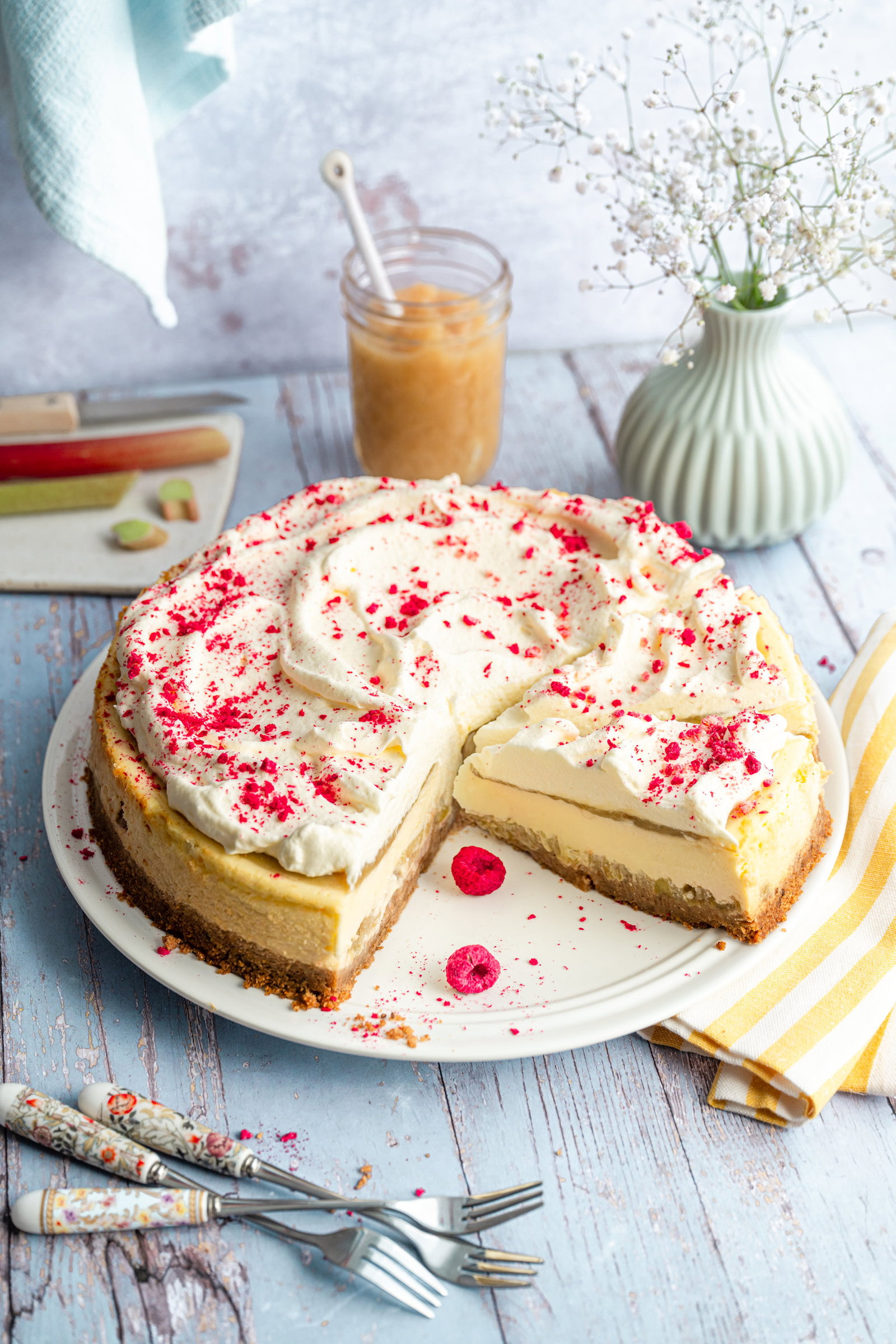 Vergessen Sie klassischen Mürbeteig: Dieser Rhabarber-Käsekuchen setzt auf einen genialen Knusper-Boden