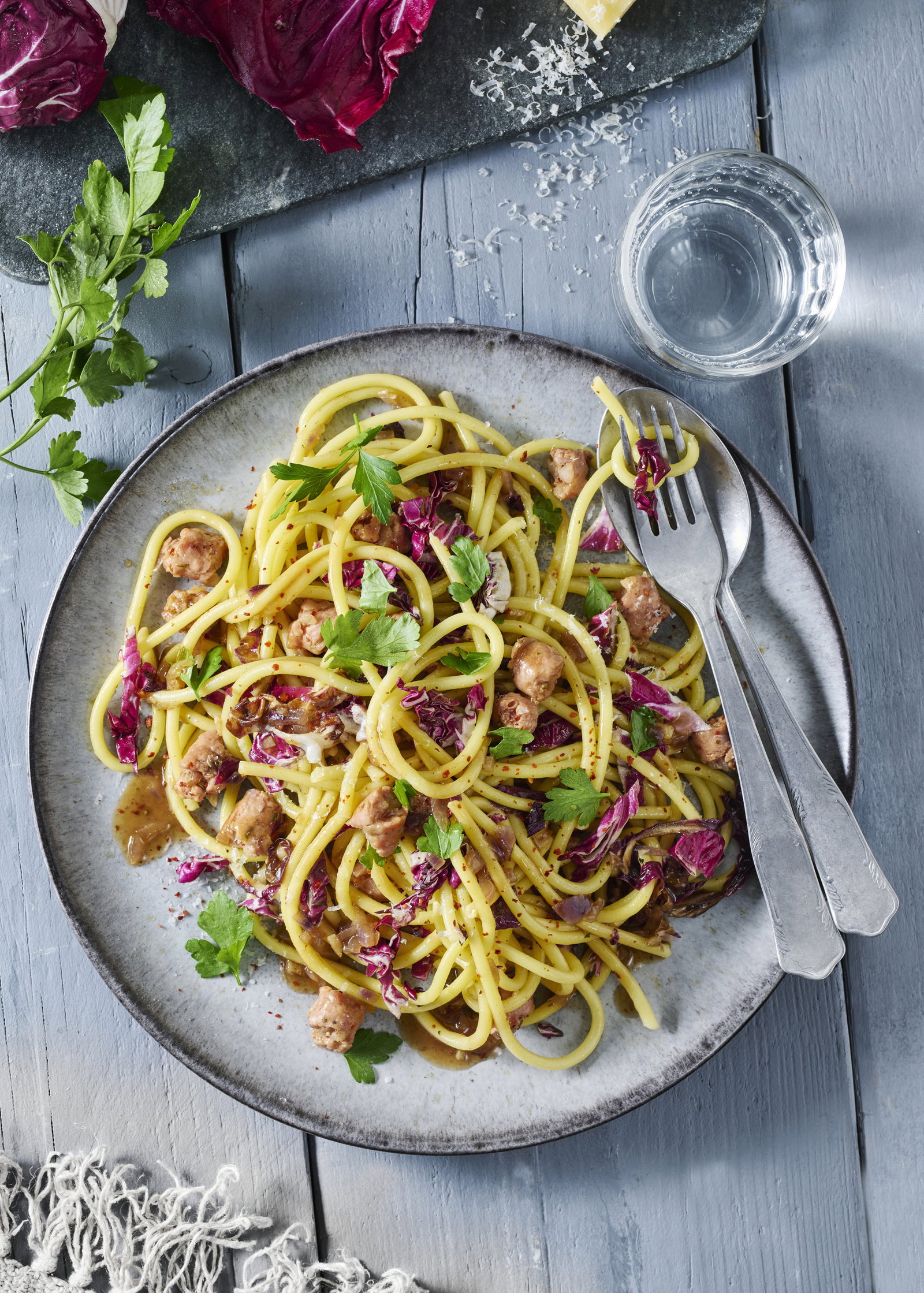 Spaghetti mit Salsiccia und Radicchio: Das 30-Minuten-Gourmet-Rezept für jeden Tag