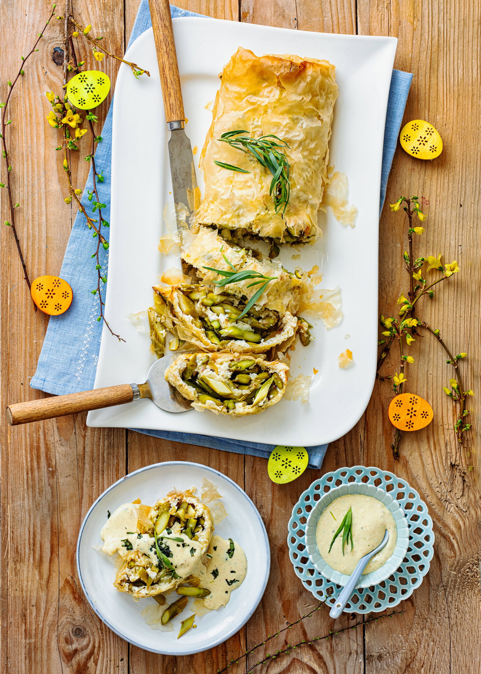 Festlicher Frühlings-Genuss: Knuspriger grüner Spargel-Strudel mit pikanter Kräuter-Senfsauce 