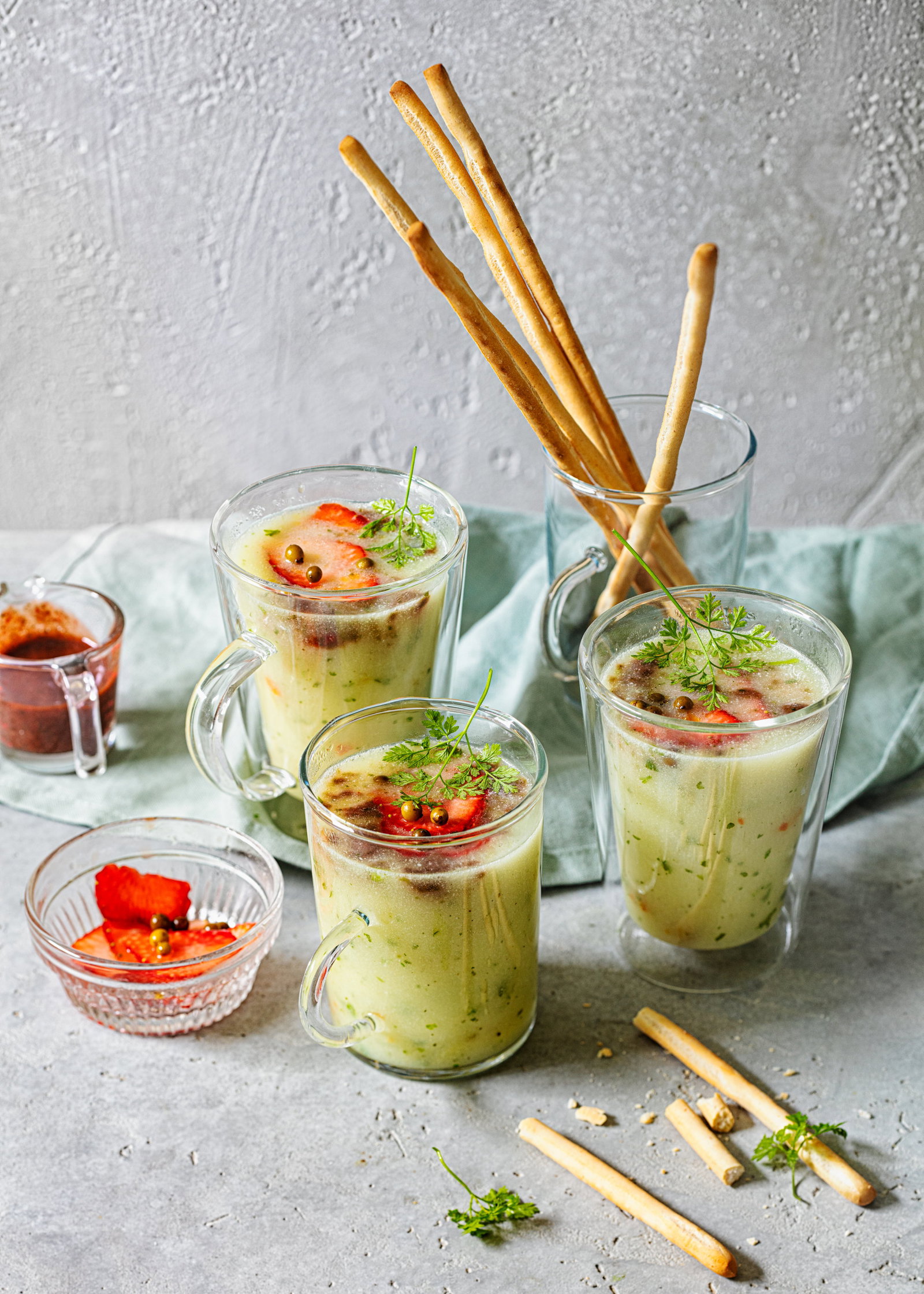 Das ultimative Frühlings-Duo: Cremiges Spargelsüppchen mit überraschendem Erdbeer-Pesto 