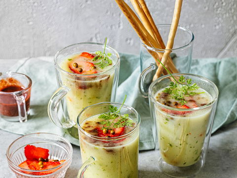 Das ultimative Frühlings-Duo: Cremiges Spargelsüppchen mit überraschendem Erdbeer-Pesto
