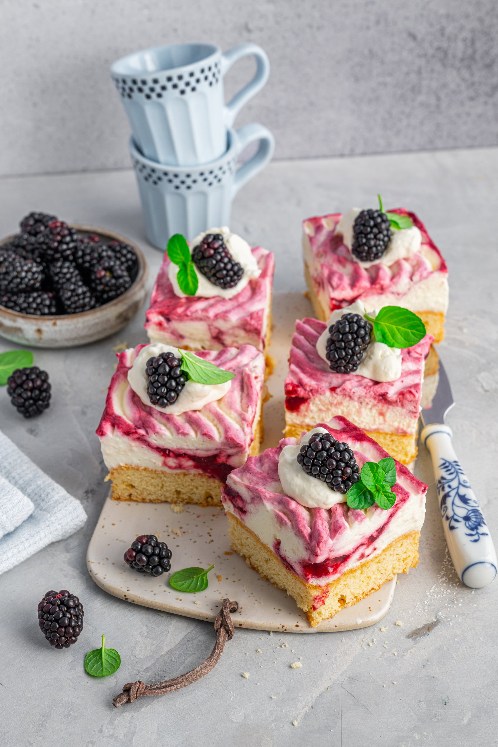 Brombeer-Schmand-Schnitten sind alles, was wir im Sommer essen wollen