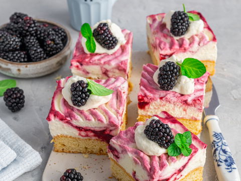 Brombeer-Schmand-Schnitten sind alles, was wir im Sommer essen wollen