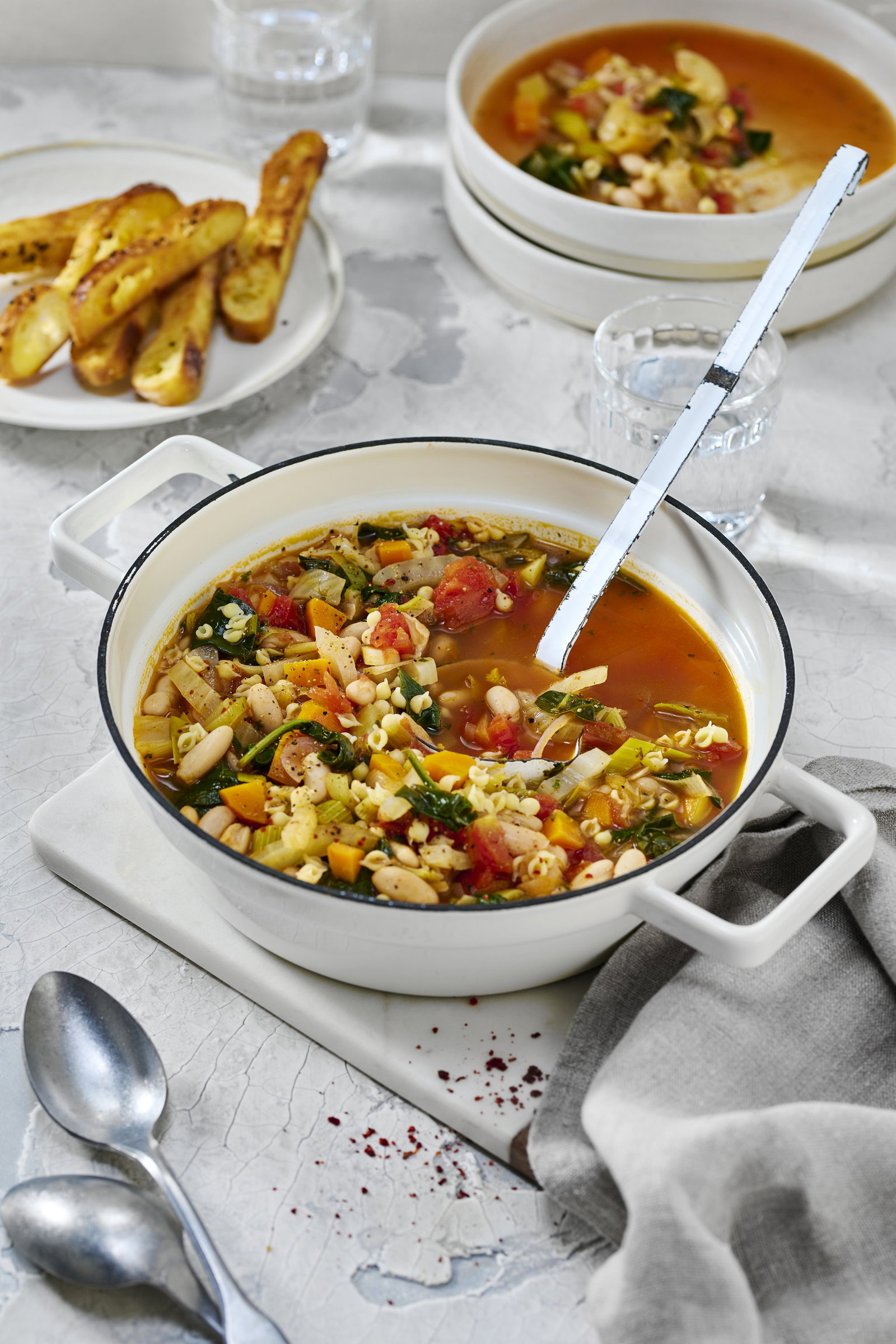 Urlaub auf dem Löffel: Kalorienarme mediterrane Gemüsesuppe für eine leichte Verdauung