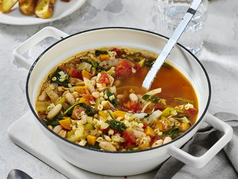 Urlaub auf dem Löffel: Kalorienarme mediterrane Gemüsesuppe für eine leichte Verdauung