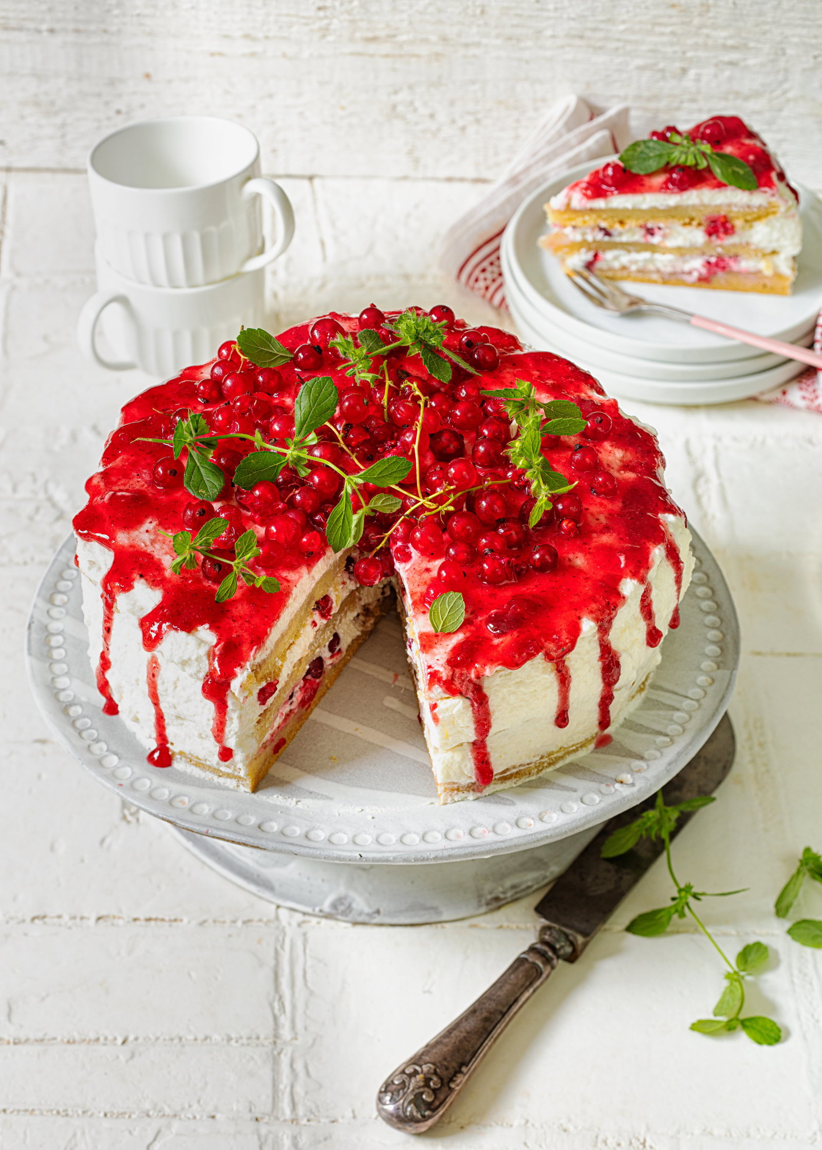 Sommer-Rezept für eine cremige vegane Johannisbeer-Torte