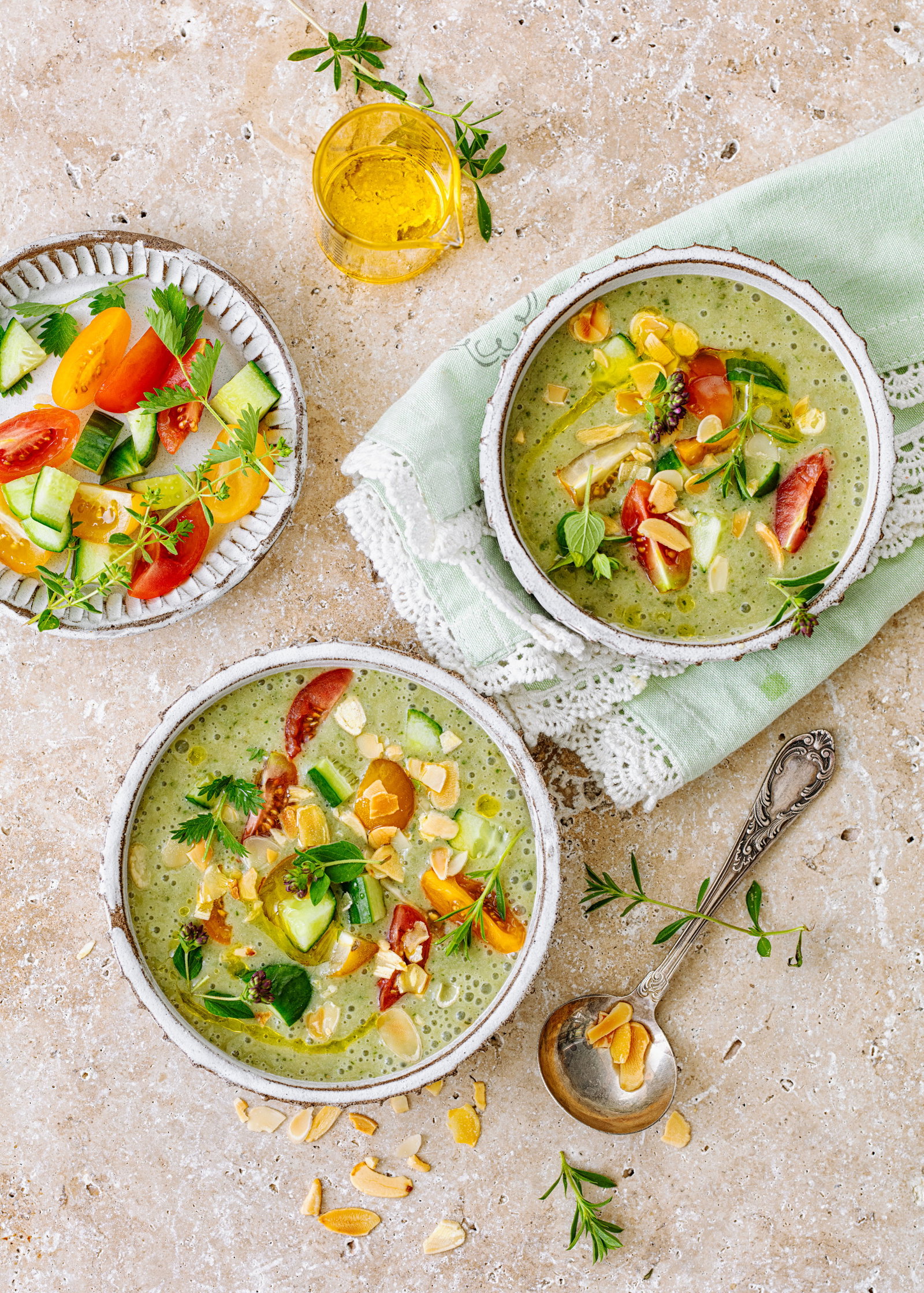 Schlank durch die Hitze: Erfrischende Gurken-Joghurt-Suppe mit nur 133 Kalorien