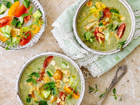 Schlank durch die Hitze: Erfrischende Gurken-Joghurt-Suppe mit nur 133 Kalorien