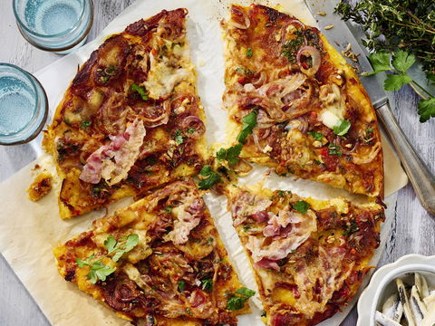 Pizza mal anders: Knusprige italienische Kartoffel-Pizza mit Pancetta, Mozzarella und Fenchelsaat