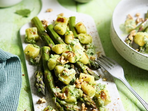 Schnelles Pfannen-Rezept: So gelingen Gnocchi mit gesundem Ofenspargel