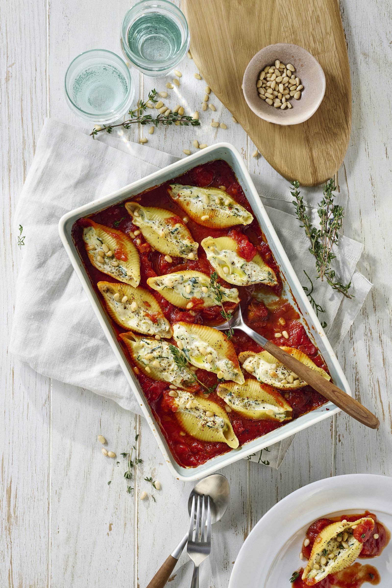 Italienischer Wohlfühl-Genuss: Gefüllte Muschelnudeln auf fruchtiger Tomatensoße mit Zucchini-Ricotta-Kern