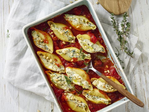 Italienischer Wohlfühl-Genuss: Gefüllte Muschelnudeln auf fruchtiger Tomatensoße mit Zucchini-Ricotta-Kern