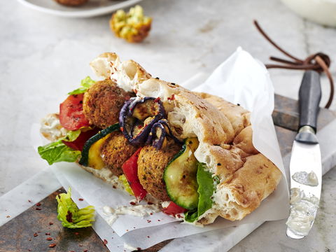 Genialer Streetfood-Klassiker: Knuspriges Falafel-Sandwich mit gegrilltem Gemüse und cremiger Sesamsauce
